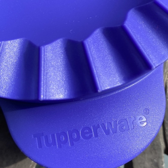 Tupperware - Blue Empanada Press Pastry Turnover Tart Maker - Picture 2 of 9